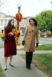 Ein besonders anstrengendes Thanksgiving wartet auf Rory (Alexis Bledel, l.) und Lorelai (Lauren Graham, r.), denn sie m&uuml;ssen gleich vier Einladungen gerecht werden ...