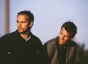 Semir (Erdogan Atalay, li.) und Tom (Rene Steinke) versuchen den Rachefeldzug von Joe zu stoppen. Er rächt sich nach seinem tragischen Unfall an den Schaulustigen, die damals die Zufahrt zu seiner Unfallstelle blockiert haben Semir (Erdogan Atalay, li.) und Tom (Rene Steinke) versuchen den Rachefeldzug von Joe zu stoppen. Er rächt sich nach seinem tragischen Unfall an den Schaulustigen, die damals die Zufahrt zu seiner Unfallstelle blockiert haben