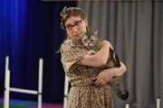 Kat (Mayim Bialik)
