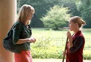 Sophie Haas (Caroline Peters, l.) nutzt die Gunst der Stunde und fragt Frau Harms (Nadja Engel, r.), ob sie nicht bei ihr als Putzfrau arbeiten will. Sophie Haas (Caroline Peters, l.) nutzt die Gunst der Stunde und fragt Frau Harms (Nadja Engel, r.), ob sie nicht bei ihr als Putzfrau arbeiten will.