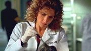 Detective Stella Bonasera (Melina Kanakaredes) erh&auml;lt mysteri&ouml;se Pakete von einem Unbekannten. In den P&auml;ckchen findet sie unter anderem mehrere Puzzleteile, die sie auf Fingerabdr&uuml;cke untersucht.