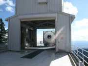 Titelbild des Sloan-Teleskops, das sich auf die abendliche Suche nach Galaxien vorbereitet, zu sehen in der Episode "Galaxien" von Engineering The Universe.