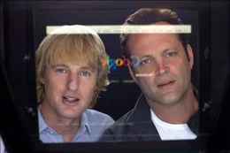 Billy (Vince Vaughn, r.), Nick (Owen Wilson, l.) und die anderen Praktikanten werden in Teams eingeteilt, und die beste Gruppe erh&auml;lt am Ende eine Festanstellung. Die ersten Aufgaben stellen die beiden Dinosaurier unter den Praktis vor schier unl&ouml;sbare Probleme ...