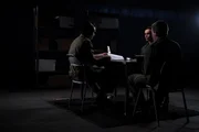 Drei Soldaten sitzen am Tisch Drei Soldaten sitzen am Tisch