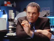 Gorens (Vincent D'Onofrio) Nachforschungen ergeben, dass die alten Dokumente, die Bruder Jerome heilig sprechen würden, allesamt gefälscht sind. Gorens (Vincent D'Onofrio) Nachforschungen ergeben, dass die alten Dokumente, die Bruder Jerome heilig sprechen würden, allesamt gefälscht sind.