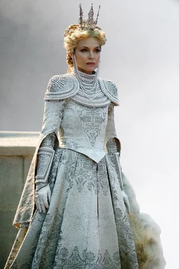 K&ouml;nigin Ingrith (Michelle Pfeiffer).