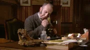 Charles Darwin (Michael Achatz) forscht in seinem Arbeitszimmer.