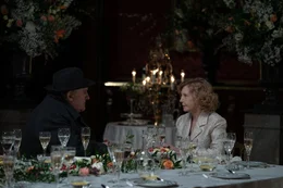 Maigret (G&eacute;rard Depardieu) konfrontiert Madame Clermont-Valois (Aurore Cl&eacute;ment) mit seinen Ermittlungsergebnissen.