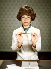 Evelyn Hamann preist den neuen F&uuml;llhalter "Tintenboy" an.