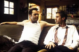 Nach der Trennung von seiner Freundin zieht Mitch (Luke Wilson, r.) in ein Haus mitten auf dem Campusgel&auml;nde. Schon bald feiert er da mit seinem Freund Frank und Beanie (Vince Vaughn, l.) ausgelassene Studentenpartys ...