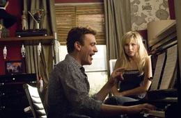Als Krimiserien-Star Sarah Marshall (Kristen Bell, r.) mit ihrem Freund, TV-Komponist Peter Bretter (Jason Segel, l.) Schluss macht, bricht f&uuml;r diesen eine Welt zusammen. Um seinen Kummer zu erleichtern, plant er einen Urlaub auf Hawaii ...