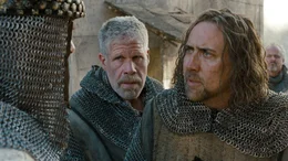 Europa im 14. Jahrhundert: die Pest w&uuml;tet und die gnadenlose Jagd auf Hexen hat begonnen. Nach jahrelangen Kreuzz&uuml;gen kehren die Tempelritter Behmen (Nicolas Cage, re.) und Felson (Ron Perlman, Mitte) entkr&auml;ftet, desillusioniert und des K&auml;mpfens m&uuml;de zur&uuml;ck..