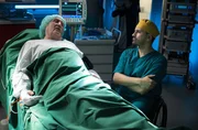 Kurz vor seiner OP bittet Bernd Winter (Uwe Dag Berlin, li.) Dr. Ilay Demir (Tan Caglar, re.), dass sie seinen Sohn kontaktieren, mit dem er seit Jahren keinen Kontakt mehr hat.