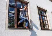 Michael St&auml;dler (Mathias St&auml;dler) fl&uuml;chtet aus dem Fenster.