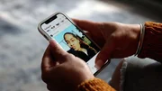 Anzeige des Instagram-Profils auf dem Bildschirm des Mobiltelefons