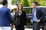 Alles deutet darauf hin, dass es sich bei der Leiche um die Ehefrau von Marquis de Chaussin (Gilles Marini, l.) handelt. Als Brennan (Emily Deschanel) und Aubrey (John Boyd) ihn auf seinem Anwesen mit ihren Vermutungen konfrontieren, reagiert er gelassener als erwartet.