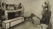 In der Grabkammer des Pharaos finden sich zahlreiche Sch&auml;tze. Doch schon bald nach &Ouml;ffnung kommt es zu mehreren Todesf&auml;llen.