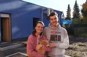 Finja und Tom vor ihrem zuk&uuml;nftigen Zuhause &ndash; und nat&uuml;rlich mit vierbeiniger Verst&auml;rkung. Ein Moment zwischen Baustelle, Vorfreude und Familiengl&uuml;ck.