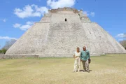 Eva Longoria und der Arch&auml;ologieexperte Don Pepe vor der Uxmal-Pyramide.