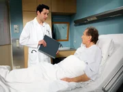 Dr. Philipp Brentano (Thomas Koch, links) hat bei Wolfgang Vo&szlig; (Stephan Schwartz) erh&ouml;hte Entz&uuml;ndungswerte festgestellt. Philipp vermutet eine Lungenentz&uuml;ndung.