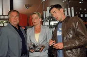 Die beiden Kripobeamte Kehler (Wolfgang Bathke, l.) und Bonhoff (Wolfgang Krewe) befragen Cora (Jeanette Rauch) nach Nasser, der tot in seinem Haus gefunden wurde. Obwohl Nasser Geschäftsführer einer Kette von Coras Süßwarenläden war, kann sie angeblich keine Angaben zu ihrem Mitarbeiten machen... Die beiden Kripobeamte Kehler (Wolfgang Bathke, l.) und Bonhoff (Wolfgang Krewe) befragen Cora (Jeanette Rauch) nach Nasser, der tot in seinem Haus gefunden wurde. Obwohl Nasser Geschäftsführer einer Kette von Coras Süßwarenläden war, kann sie angeblich keine Angaben zu ihrem Mitarbeiten machen...
