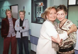 Hildegard Reimund (Ruth Maria Kubitschek, 2.v.re.) umarmt ihre j&uuml;ngste Tochter Susanne (Susanna Simon, re.), die ihr ein Enkelkind schenkt. Anja (Tina Ruland, 2.v.li.) und Regina (Marita Marschall) sind nicht begeistert.