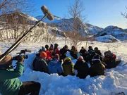Verschnaufpause: Nach den ersten harten Kilometern auf Skiern gönnt sich die Klasse eine Brotzeit in einer selbst ausgehobenen Schneegrube. Verschnaufpause: Nach den ersten harten Kilometern auf Skiern gönnt sich die Klasse eine Brotzeit in einer selbst ausgehobenen Schneegrube.