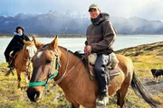 Simon Reeve (vorne) mit Gaucho Celustiano Taibo in Patagonien