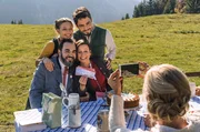 Eine t&uuml;rkisch-bayrische Familie: Toni (Adnan Maral, sitzend) mit Ehefrau Anne (Jule Ronstedt), Tochter Franzi (Lena Meckel, stehend) und Schwiegersohn Osman (Aram Arami).
