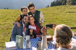 Eine t&uuml;rkisch-bayrische Familie: Toni (Adnan Maral, sitzend) mit Ehefrau Anne (Jule Ronstedt), Tochter Franzi (Lena Meckel, stehend) und Schwiegersohn Osman (Aram Arami).