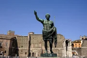 Italien, Rom: Statue des r&ouml;mischen Kaisers Julius Caesar Augustus und Forum des Augustus.