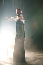 Die Meerhexe Mydra (Meret Becker) erscheint im Reich des Meeresk&ouml;nigs, nachdem dieser erbost nach ihr gerufen hat.