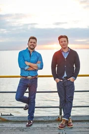 Eine kulinarische Reise wartet auf Jamie Oliver (r.), Jimmy Doherty (l.) und ihre Gäste ...