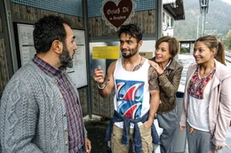 &Uuml;berraschung f&uuml;r Toni (Adnan Maral, li.): Seine Ehefrau Anne (Jule Ronstedt) und seine Tochter Franzi (Lena Meckel, re.) stellen ihm Osman G&ouml;ker (Aram Arami) vor.