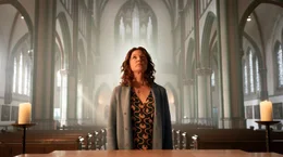 Doreen Pr&auml;torius (Cordelia Wege) steht im sanften Licht der M&uuml;nsteraner Kirche, das durch die hohen Fenster str&ouml;mt. Mit einem Ausdruck von Ehrfurcht und Entschlossenheit blickt sie zum Altar und sucht in der sakralen Umgebung nach Antworten &ndash; oder Vergebung?