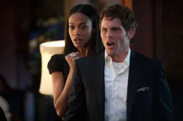Elaine (Zo&euml; Salda&ntilde;a) und ihr Verlobter Oscar (James Marsden) k&ouml;nnen nicht fassen, was sich bei der Trauerfeier von Elaines Onkel alles ereignet.