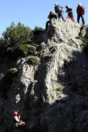 Ein abgest&uuml;rzter Bergsteiger fordert die Bergwacht.