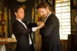 Robbie (Matt Crook, l.) freut sich, dass es  sein Bruder Ned (Gwilym Lee, r.) mit zweist&uuml;ndiger Versp&auml;tung doch noch rechtzeitig zur eigenen Hochzeit geschafft hat.