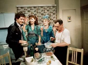 Die Tetzlaffs bereiten den Silvesterpunsch vor (von links: Diether Krebs, Hildegard Krekel, Elisabeth Wiedemann und Heinz Schubert).