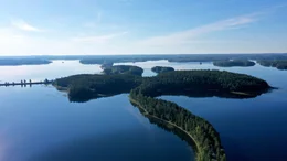 Der Wallberg von Punkaharju f&uuml;hrt mitten durch den See und geh&ouml;rt zu den Naturdenkm&auml;lern Finnlands.