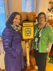 Im unterfr&auml;nkischen Himmelstadt ist das Weihnachtspostamt, das rund 80.000 Briefe pro Jahr bekommt, die ans Christkind adressiert sind. STATIONEN hat es besucht. Moderatorin Irene Esmann (links) mit der Leiterin des Weihnachtspostamts, Rosemarie Schotte.