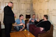 Rico (Henri Tänzer, 2.v.l.), Dennis (Philipp Stehler, 2.v.r.) und Eric (Edmund Kunke, r.) sind in Uwes (Fabian Zahrt) Kneipe eingekehrt. Rico (Henri Tänzer, 2.v.l.), Dennis (Philipp Stehler, 2.v.r.) und Eric (Edmund Kunke, r.) sind in Uwes (Fabian Zahrt) Kneipe eingekehrt.