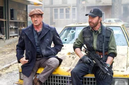 Barney Ross (Sylvester Stallone l.) und Booker (Chuck Norris)    +++ Die Verwendung des sendungsbezogenen Materials ist nur mit dem Hinweis und Verlinkung auf RTL+ gestattet. +++