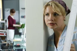 Das war knapp! Bei ihrer Schn&uuml;ffelaktion in Schachts B&uuml;ro wird Peggy (Annette Frier) beinahe erwischt ...