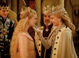 (v.li.): Prinz Phillip (Harris Dickinson), Prinzessin Aurora (Elle Fanning), K&ouml;nig John (Robert Lindsay), K&ouml;nigin Ingrith (Michelle Pfeiffer).