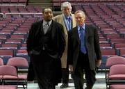 Detective Green (Jesse L. Martin, l.) und Briscoe (Jerry Orbach, hinten) befragen ein Mitglied des Basketballverbandes (Richard Bekins, r.) nach dem Verd&auml;chtigen.