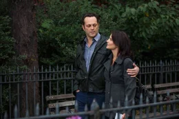 Eigentlich sind Emmas (Cobie Smulders, r.) Erwartungen an David (Vince Vaughn, l.) minimal, als sie ihm gesteht, dass sie schwanger ist. Doch dann erf&auml;hrt sie, dass er bereits der biologischer Vater von &uuml;ber 500 Kindern ist, um die er sich wider Erwarten r&uuml;hrend k&uuml;mmert ...