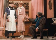 Drei M&auml;nner im Schnee. Kom&ouml;die von Charles Lewinsky. Sind skeptisch: Ruth Wyler als Frau Meili, Bernadette Strittmatter als Heidi, Tochter von Eduard Tobler, Ruedi Walter als Eduard Tobler.