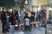 Die Schillerallee-Bewohner (v.l.: Benjamin Heinrich mit Amelie, Kai Noll, Tabea Heynig, Yannik Meyer, Isabell Hertel, Josephine Becker, Milos Vukovic, Luca Maric mit Noah, Ben Ruedinger, Timothy Boldt, Lars Steinh&ouml;fel, Alexander Milo, Antonia Michalsky) wahren die Weihnachtstradition und singen gemeinsam im Innenhof.