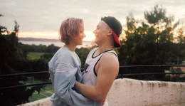 Bruno (Julius Nitschkoff ) und Toni (Lana Cooper) feiern Geburtstag. Weiteres Bildmaterial finden Sie unter www.br-foto.de.